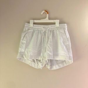 Old navy white shorts with front pockets